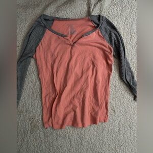 No boundaries v line neck shirt with sleeves size medium